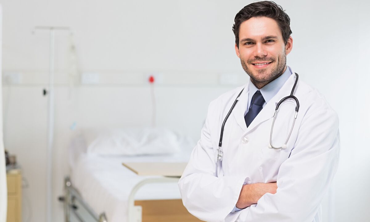 Den Dokter schreift Medikamenter fir d'Behandlung vun Prostatitis op Basis vun Testresultater